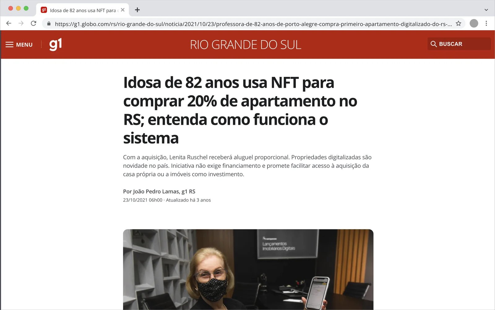 G1 Rio Grande do Sul article in a browser window, headlined 'Idosa de 82 anos usa NFT para comprar 20% de apartamento no RS; entenda como funciona o sistema', with a photo of the buyer holding up a phone.